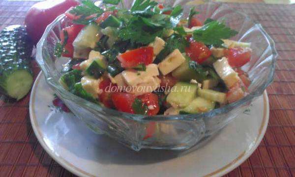 Овощной салат из огурцов, помидоров и зелени 