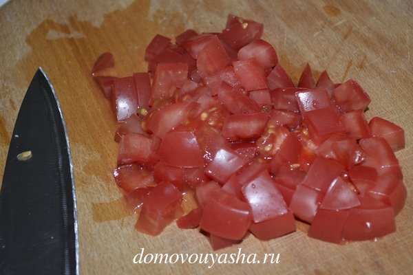 Салат с колбасой кукурузой сыром помидором 