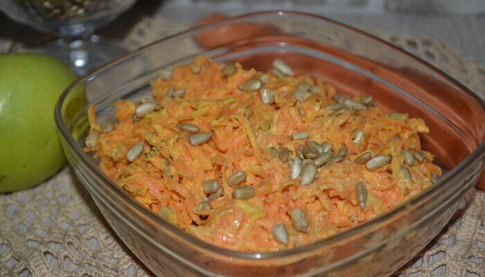 Простой салат из моркови с майонезом и чесноком